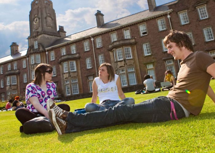 Instituciones Públicas y Privadas